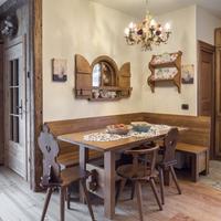 Set giropanca, tavolo allungabile e 4 sedie