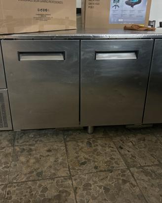 Banco frigo di acciaio