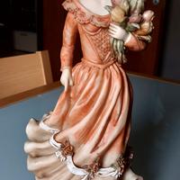 Statuina donna con fiori 