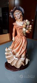 Statuina donna con fiori 