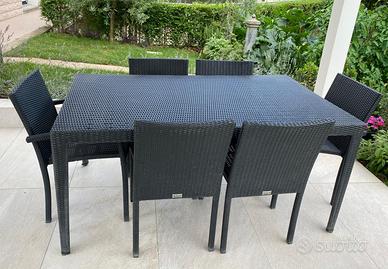 Set per giardino composto da tavolo con sedie e om