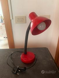 Lampada da tavolo regolabile rossa