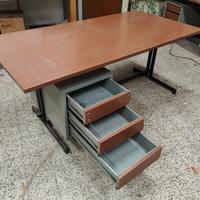 Scrivania da ufficio con cassettiera