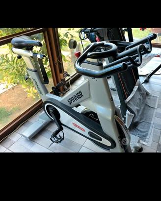 bicicletta spinning palestra professionale