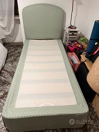 Letto singolo com doghe in legno