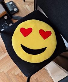 cuscino emoji smile occhi a cuoricino 