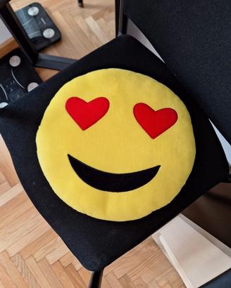 cuscino emoji smile occhi a cuoricino 