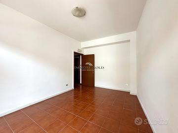 Ufficio al piano terra. Doppio ingresso