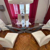 Tavolo di cristallo da sala