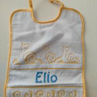 Bavaglino ricamato a mano