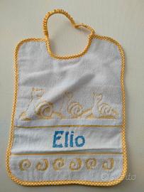 Bavaglino ricamato a mano