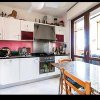 cucina angolare bianca con marmo nero