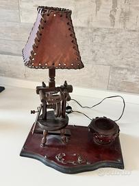 Lampada artigianale vintage in legno e cuoio