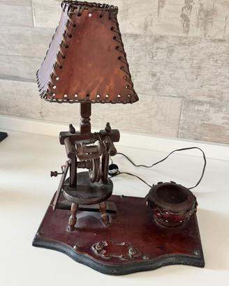 Lampada artigianale vintage in legno e cuoio