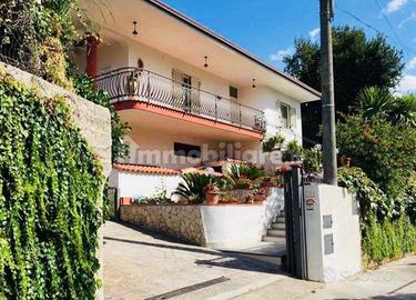 Villa indipendente con terreno