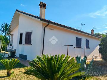 VILLA SINGOLA A LARIANO
