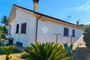 VILLA SINGOLA A LARIANO