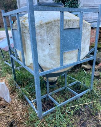 Cisterna polietilene fondo conico con valvola