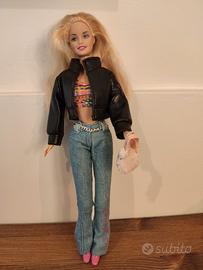 Barbie bionda con accessori 