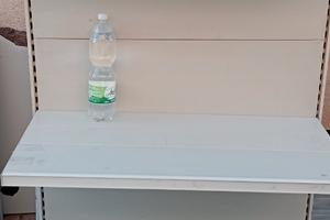 Scaffali usati da minimarket e magazzino