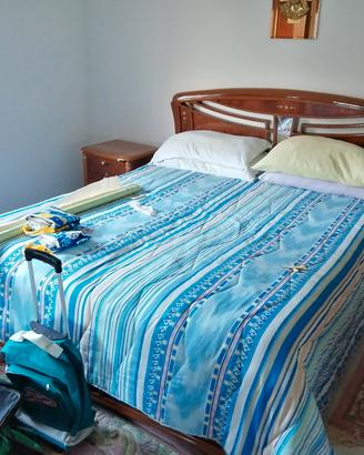 Stanza da letto con carrello tv