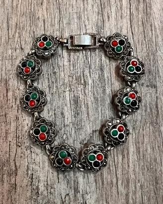 Bracciale floreale in metallo con pietre colorate