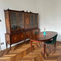 Tavolo e mobile credenza in legno intarsiato