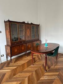 Tavolo e mobile credenza in legno intarsiato