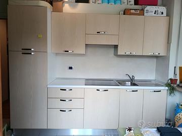 Cucina a parete con frigo, piano a induzione