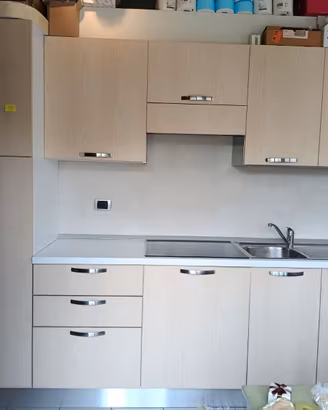 Cucina a parete con frigo, piano a induzione