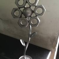 Oggetto d'arredo fiore con dadi esagonali