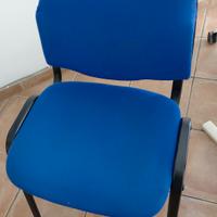 sedie da ufficio e scrivania in legno