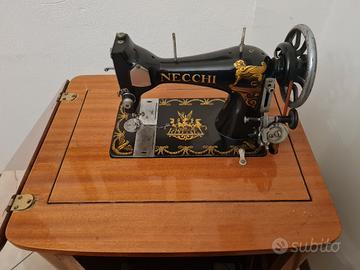 Macchina da Cucire Necchi manuale a scomparsa
