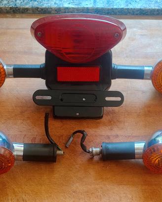 Faro posteriore e frecce Kawasaki W800