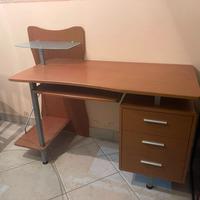 Scrivania moderna con cassettiera