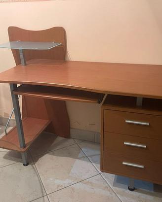 Scrivania moderna con cassettiera