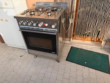 Cucina a gas con forno elettrico