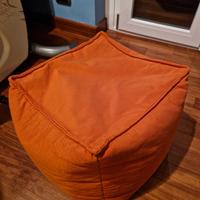 Pouf di colore arancione