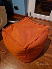 Pouf di colore arancione