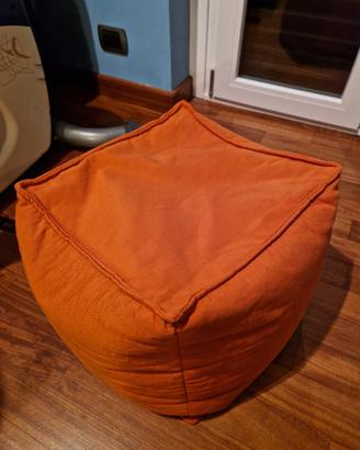Pouf di colore arancione