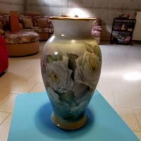 Vaso con decorazioni a forma di rose