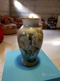 Vaso con decorazioni a forma di rose