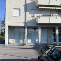 negozio con due vetrine e magazzino. Libero subito