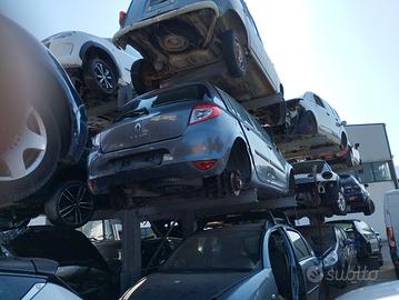 Renault Clio ricambi grigia