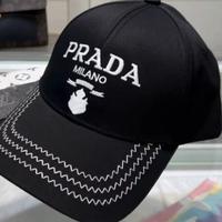cappello nero prada