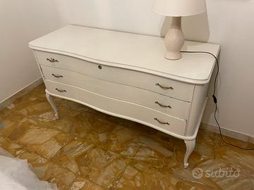 Set di comodini e mobile