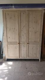 Armadio in legno con sedia da mare
