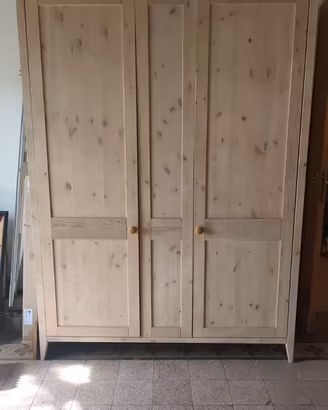Armadio in legno con sedia da mare