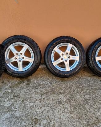 Cerchi in lega 15 pollici con gomme invernali