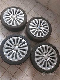 Set di 4 cerchi in legha + 4 gomme Ford Fiesta